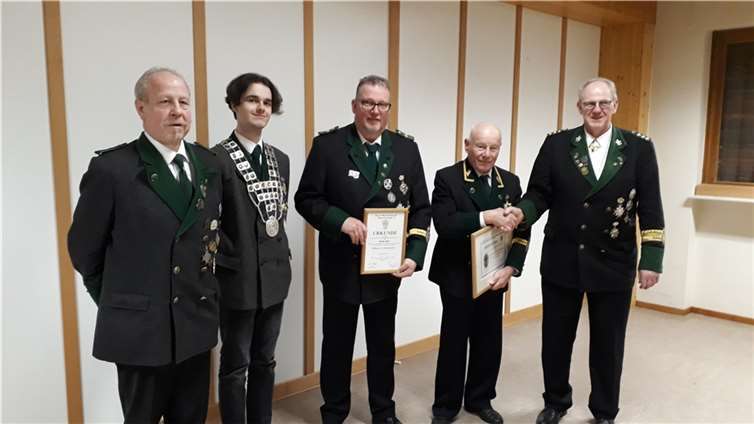 Leutnant Karl-Heinz Schumacher, Jungschützenprinz Hendrik Raab, König Sascha Laux, Jubilar Herman Josef Beutgen, Hauptmann und Brudermeister Peter Nonn.  Foto: privat