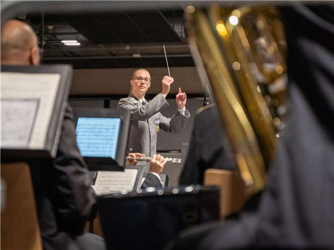 Leutnant Lisa-Marie Holzschuh dirigiert das Musikkorps der Bundeswehr aus Siegburg.