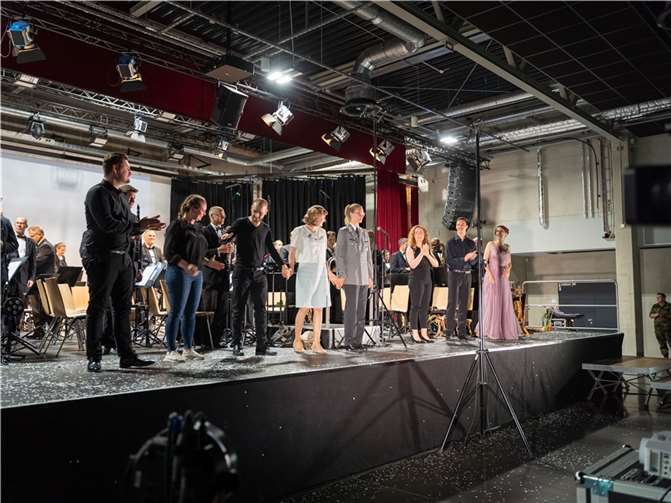 Leutnant Lisa-Marie Holzschuh und die Darstellerinnen und Darsteller des Singspiel „Es war einmal….“ von Jan van der Roost.
