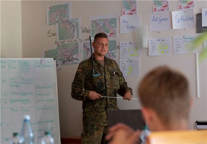 Leutnant Reichelt (ZOpKomBw) bei Lagebesprechung der Hilfskräfte 