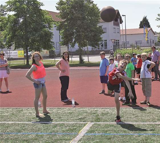 Levent Boos beim Medizinball-Werfen.