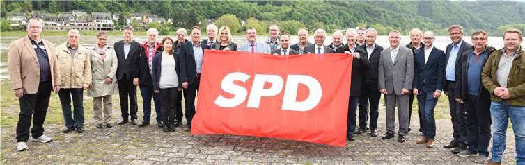 Lewentz und Kern informierten die SPD-Vertreter rechts und links des Rheins vor Ort zur Mittelrheinbrücke. SPD Rhein-Lahn / Rhein-Hunsrück