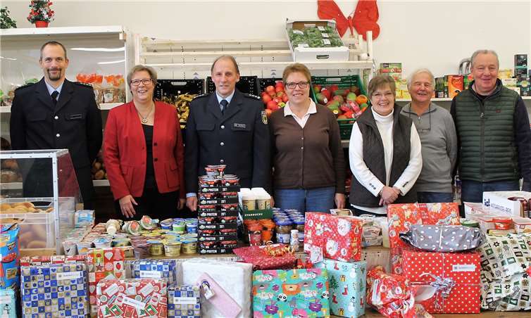 Lewin Aldenkirchs (v. l.), Sprecher der Bundespolizei, mit Bürgermeisterin Petra Kalkbrenner, Erster Hauptkommissar Peter Bauerfeld, und dem Vorsitzenden der Tafel Jürgen Hein sowie Helfern der Tafel.  EICH
