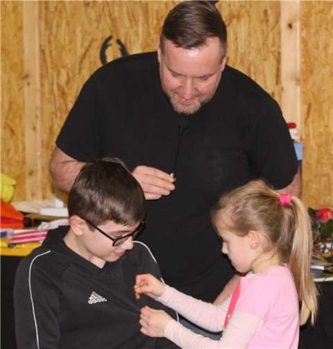 Lewin Kalinowski (l.) wurde von Timo Frink und Assistentin Emilia Ferdinand ausgezeichnet. Fotos: privat