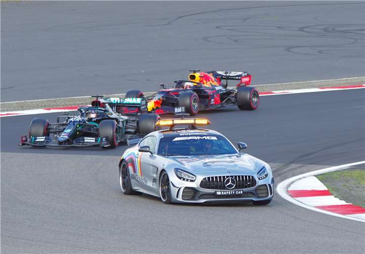 Lewis Hamilton führt vor Max Verstappen, hier in einer der Safetycar-Phasen.