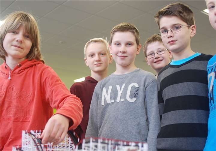 Li. Max Lewit und Mitschüler, Die Zukunft der Achterbahntechnik, erreichte den zweiten Platz.Christoph Laumann