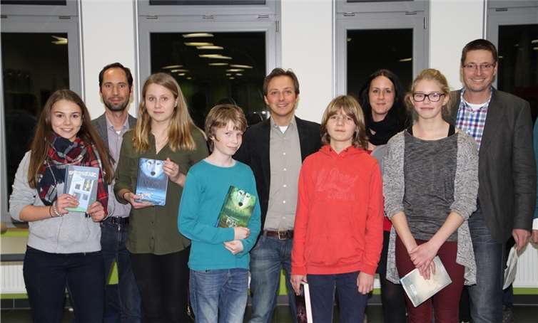 Li. hinten Schulleiter Stefan Schwarzer und Organisatoren von li. vorne Preisträger Lara Meyer, Franziska Schneider, Ludwig Steinle, Max Lewit, Lena Kielgaß.Christoph Laumann