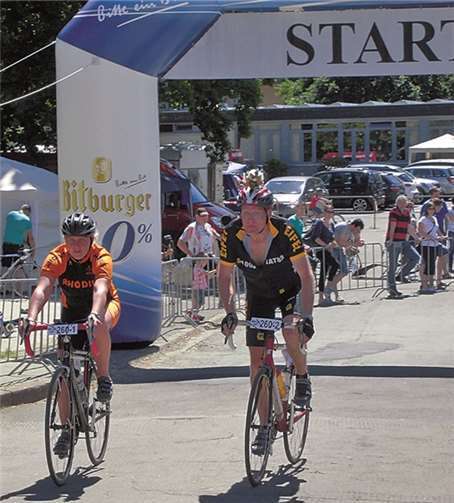 Liane Göbel und Michael Feldmann bei der gemeinsamen Zieleinfahrt. privat