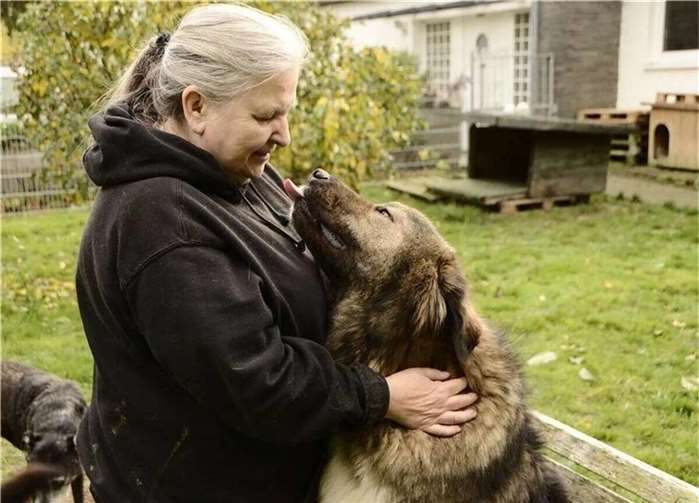 Liane Olert mit einem ihrer Schützlinge.  Foto: Archiv / privat
