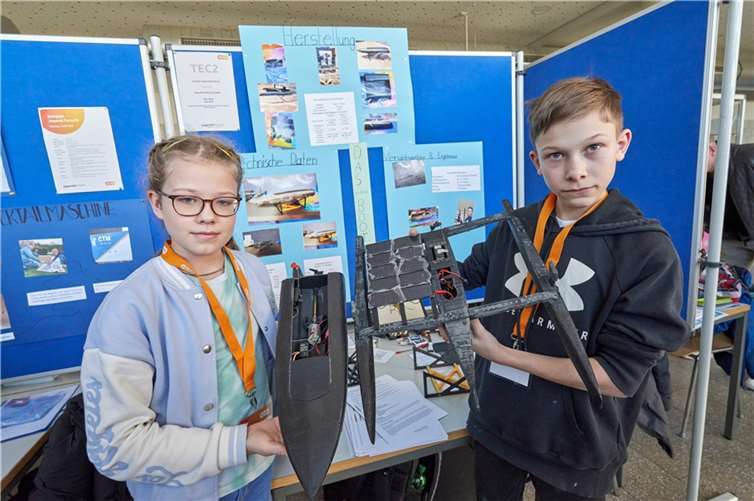 Lias Haas und Joy Wall von der Johanna-Loewenherz-Gesamtschule in Neuwied überzeugten die Jury mit ihrer Arbeit „Das grüne Bootsprojekt“ und erlangten damit den ersten Platz in der Kategorie Technik.  Fotos: Sascha Ditscher/evm