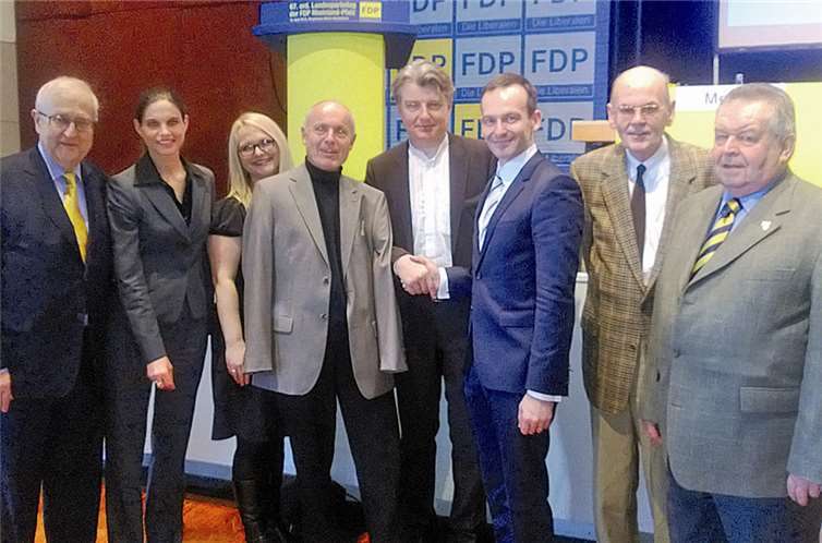 Liberale aus dem Kreis Ahrweiler gratulieren dem alten und neuen Landesvorsitzenden Dr. Volker Wissing (3. von rechts). Mit dabei auch Rainer Brüderle, Christina Steinheuer, Jessica Frömbgen, Ulrich van Bebber, Hellmut Meinhof, Ernst Eggers, Kurt Bongard (von links nach rechts). Foto: FDP-Pressedienst