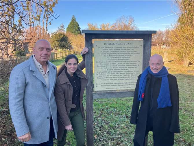Liberale freuen sich über die renovierte Gedenktafel am jüdischen Froiedhof in Gelsdorf (v.l.): Wolfgang Reuß, Christina Steinhausen und Ulrich van Bebber.  Foto: Thomas Gerharz