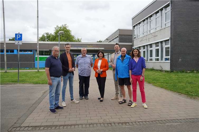 Liberale freuen sich zusammen mit Landesministerin Daniela Schmitt (Mitte) über die Förderung der Schulen in Sinzig, Bad Breisig und Bad Neuenahr-Ahrweiler aus dem Startchancenprogramm, hier vor der Regenbogenschule in Sinzig (von rechts): Christina Steinhausen, Ulrich van Bebber, Martin Thormann, Dirk Herminghaus, André Nursinski-Stolberg, Volker Thormann.  Foto: Marga Thormann