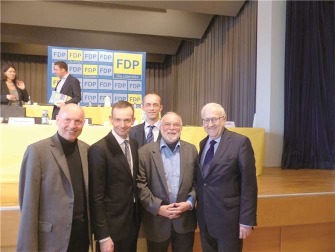 Liberale gegen eine Verspargelung der Landschaft und für eine vernünftige Energiepolitik: (V.l.) Ulrich van Bebber, Volker Wissing, Alexander Buda, Rudi Rathfelder und Rainer Brüderle. privat
