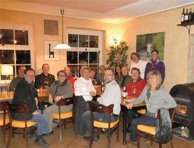 Liberale in lockerer Runde: Christina Steinheuer (2.v.r.) und Ulrich van Bebber (5.v.r.) begrüßten neue und alte Mitglieder der FDP im Restaurant von Björn Schaarschmidt (4.v.r.). Privat
