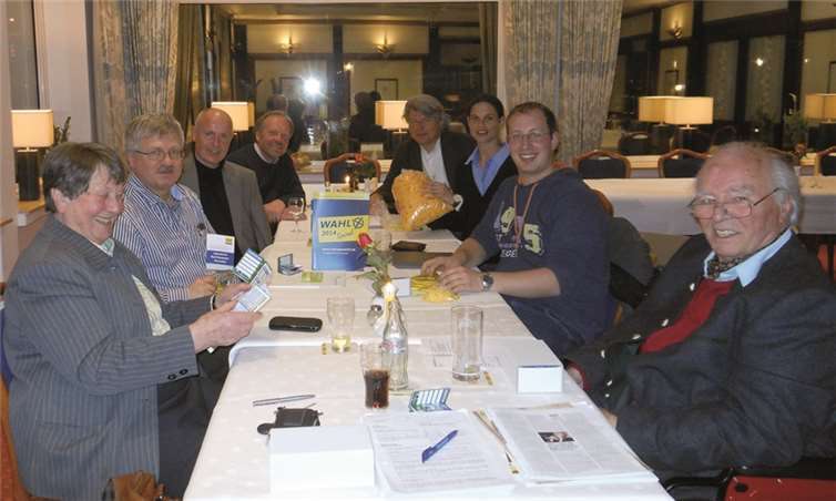 Liberale planen Wahlkampfaktionen (v.li.n.re.): Annemarie Müller-Feldmann, Ralf Kössendrup, Ulrich van Bebber, Bert Schäfer, Hellmut Meinhof, David Jacobs und Roderich Graf von Spee. privat