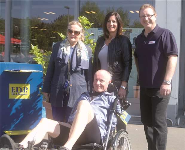 Liberale unterstützen Walter Köbbing (r.) als Ortsvorsteher (v.l.n.r.) Amelie Reinke, Ulrich van Bebber, Rosa Maria Müller. privat