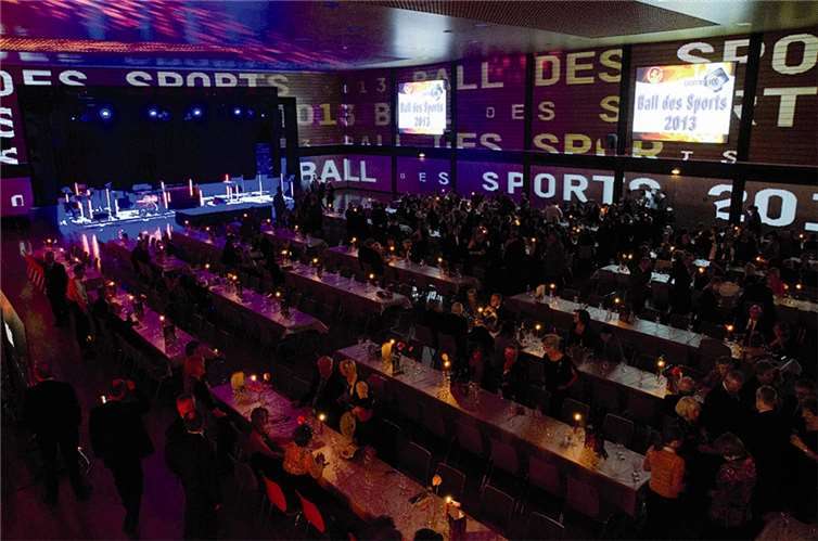 Licht, Licht, Licht: Das Orgateam der Kreisverwaltung ließ eindrucksvoll mit den Möglichkeiten der Technik spielen, um der Halle Glanz zu geben.