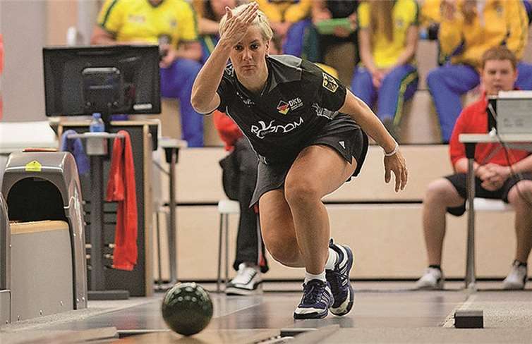 Licht am Horizont mit erstem Auswärtspunkt - Mannschaftsführerin Katja Ricken darf sich doppelt freuen: Für ihre Leistungen wurde sie zur Sportlerin des Jahres im Deutschen Schere-Keglerbund gewählt.privat