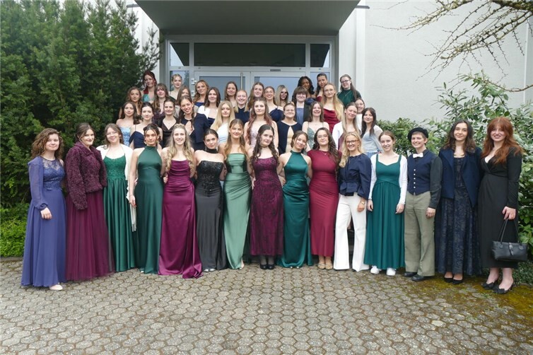 Licht- und glanzvoll ließen sich die Absolventinnen des Abiturjahrgangs 2026 unter dem Motto „Swabirovski – Die Diamanten sind geschliffen“ feiern.