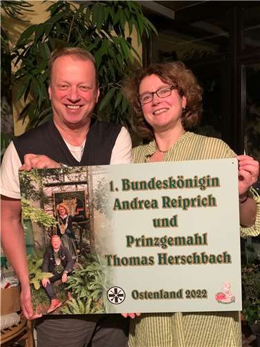 Lichtblicke für Frauen in Not schaffen ist das Ziel der Benefizaktion von Bundeskönigin Andrea Reiprich und ihrem Prinzgenmahl Thomas Herschbach zugunsten der Interventionsstelle der Caritas Rhein-Wied-Sieg in Neuwied. In Szene gesetzt wird die Wohltätigkeitsaktion durch den Charity-Pin, dessen Erlös der Caritas-Stelle zu Gute kommt und der sich auch auf den Tafeln des Grafikers Lutz Lehrach wiederfindet. Foto: HOERB Kommunikation