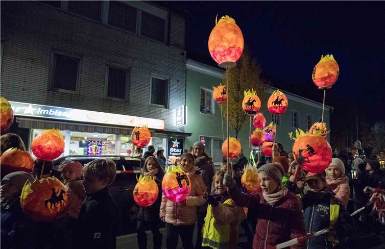 Lichter erleuchteten Kürbisse, kleine Feuergestalten, Ampeln und Fantasiegestalten entlang der Hauptstraße.