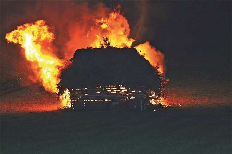 Lichterloh brannte zur Freude der Kinder das Martinsfeuer in Gönnersdorf am Samstagabend.WK