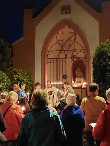 Lichterprozession an der Kapelle.