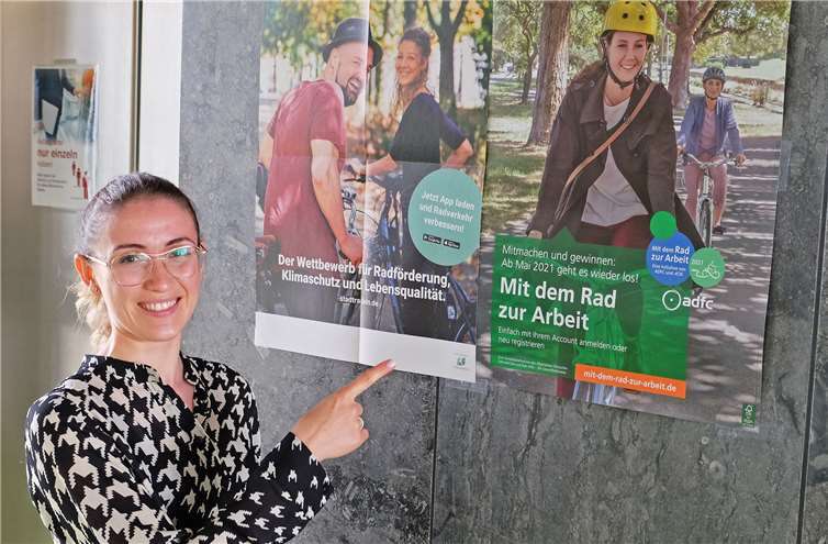 Lidia Kofel von der Koordinierungsstelle Betriebliches Gesundheitsmanagement weist auf die Radfahraktionen hin, die die Stadtverwaltung Neuwied unterstützt. Alle Bürgerinnen und Bürger dürfen an den Aktionen teilnehmen.Foto: Stadt Neuwied