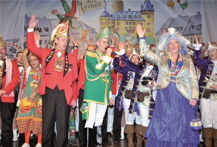 Liebe Gäste in Mayen: Die Münstermaifelder Möhnen mit Obermöhn Michaela I. und Sitzungspräsident Dietmar Schäfer.