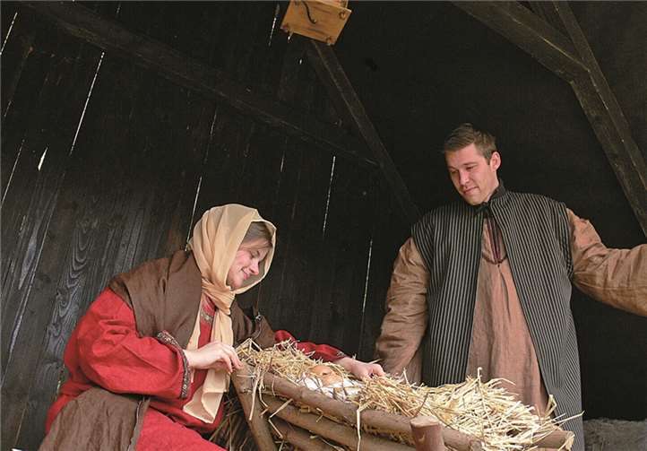 Liebevoll betrachten Maria und Josef ihren Sohn, der als Heiland das Licht der Welt in einem Stall erblickte.