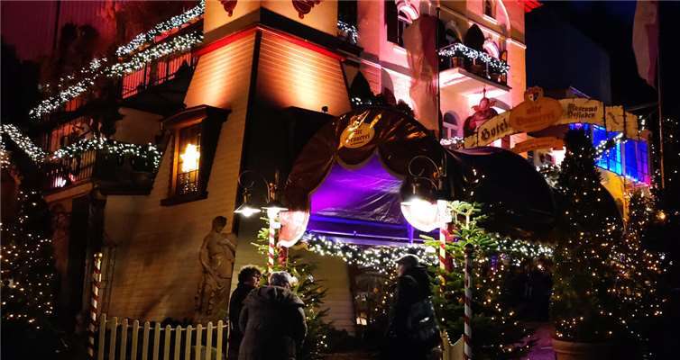 Liebevoll dekoriert und beleuchtet ist auch das alte Brauhaus.