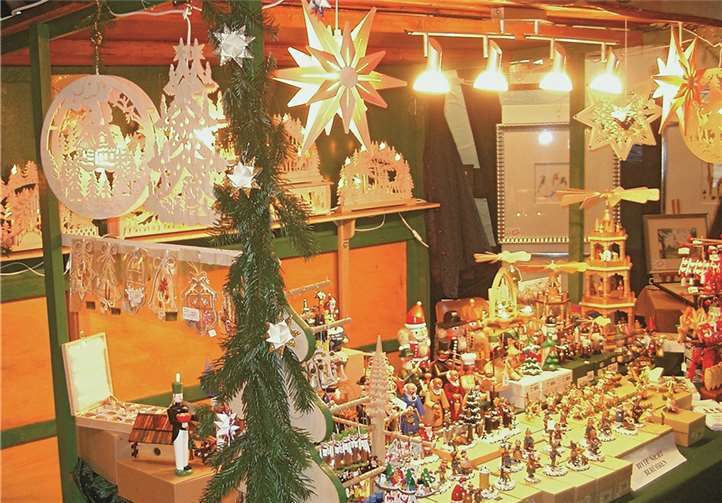Vorweihnachtliches Straßenfest Liebevoll geschmückte Buden locken die Besucher mit typischen Advent- und Weihnachtsartikeln.privat