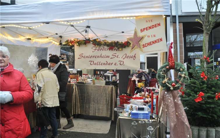 Liebevoll geschmückter Stand des Seniorenheims St. Josef
