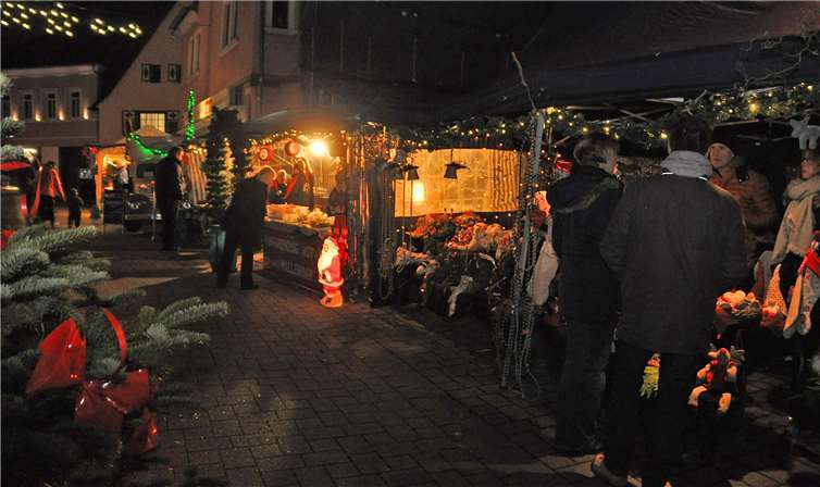 Liebevoll gestaltete Stände entlang der Hellenstrasse