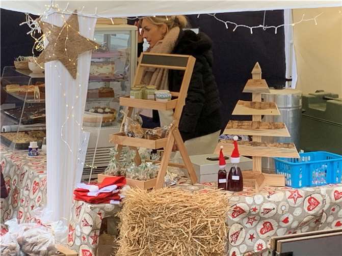 Liebevoll gestaltete Stände erwarteten die Besucher.