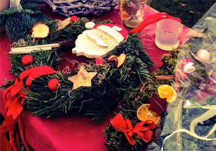 Liebevoll gestaltete Weihnachtsdeko wird zum Kauf angeboten. Foto: privat