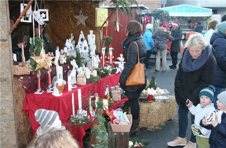 Liebevoll hergestellte weihnachtliche Deko-Artikel warteten auf Käufer.