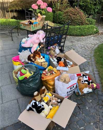 Liebevoll verpackte Pakete und auch Pakete von Kindern, die sich von ihrem Kuscheltier getrennt haben, um anderen Kindern eine Freude zu bereiten, wurden in den letzten Wochen zum Krupp Verlag geschickt.Foto: Carina Sesterheim