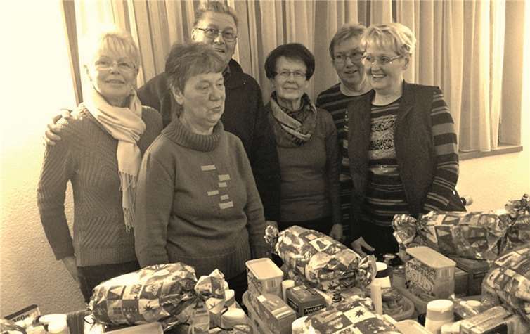 Liebevoll wurden die vielen Päckchen von den ehrenamtlichen Mitarbeitern verpackt. privat