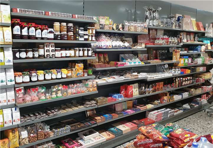 Liebhaber von Pralinen und Trüffel, Tees und Zubehör, Weine und Feinkost, Marzipan- und Ingwerspezialitäten, edle Brände, Liköre und Marmeladen, Schokoladen, Feingebäcke und vielen weiteren „süßen“ Geschenkidee kommen voll auf Ihre Kosten.