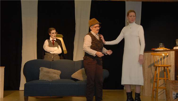 Liebt sie ihn wirklich oder benutzt sie ihn nur: Diese Frage stellte sich nicht nur der etwas trottelige Hausverwalter Dietmar, sondern auch das Publikum. Der ermordete Baron (hinten) hat sich sein Urteil schon gebildet.