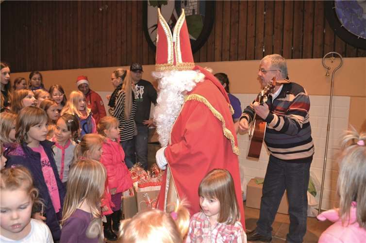 Lieder, Stockbrot und Ponyreiten, Zauberer und Bescherung - mehr als 200 Gäste waren begeistert. privat