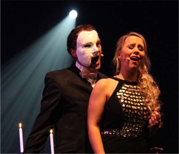 Lieder aus den berühmtesten Musicals, wie hier „Phantom der Oper“, werden dargeboten. privat