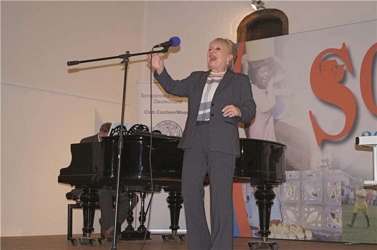 Lieder und Texte von Margit Sponheimer ergaben einen unterhaltsamen Abend. 900 Euro plus 500 Euro der Sparkasse kamen in Cochem als Spenden für SOLWODI zusammen.