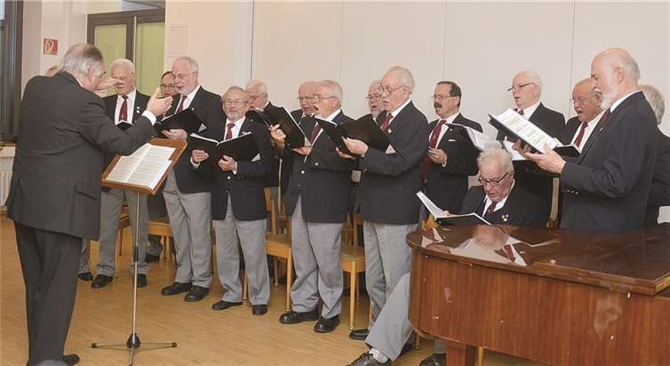„Liederabend“, so hatte der Männergesangverein „Cäcilia“ Sinzig sein Konzert überschrieben. Fast 100 beigesteuerte Zuhörer erlebten im großen Saal des Pfarrheims einen musikalischen Hochgenuss, der viel „positive Grundstimmung“ lieferte.RÜ