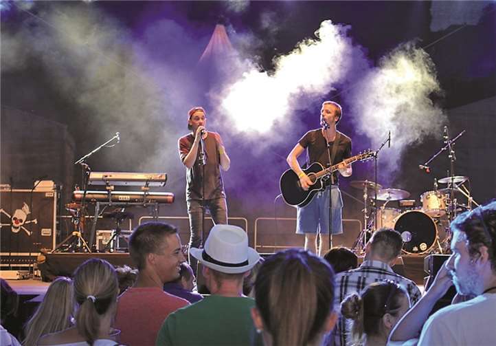 Liedermacher-Duo „Lumpensack“ regte auf witzige Art zum Nachdenken an.