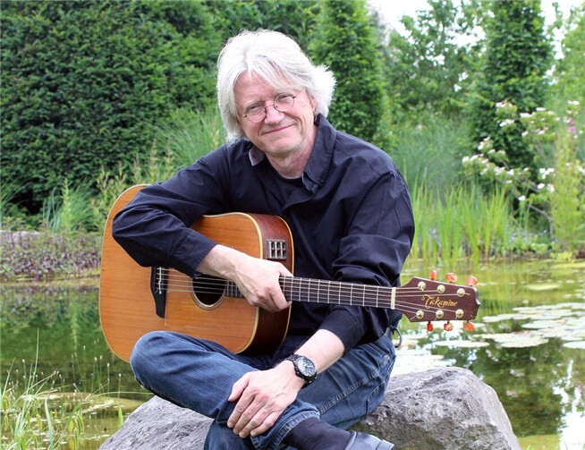 Liedermacher Manfred Pohlmann sorgt am 21. November in Niederelbert für zum Thema passenden Songs. Foto: Edgar Wenzler