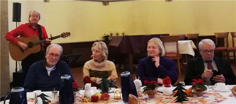 Liedermacher Manfred Pohlmann untermalte den Abend musikalisch.