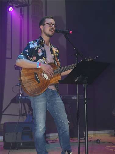 Liedermacher Matthias „Matse“ Quirin eröffnete das Musikspektakel mit Liebesballaden und sozialkritischen Songs.